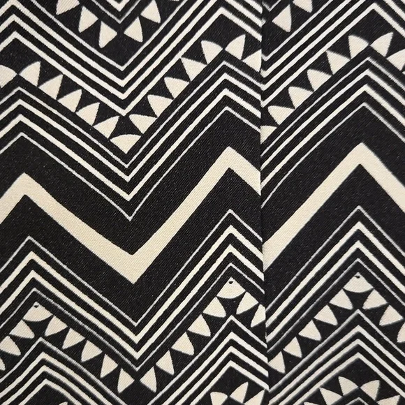London Times black white pink chevron dress. Size 8. - Picture 7 of 7